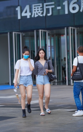 漂亮的牛仔热裤美女