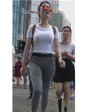 4k-街拍丰满紧身瑜伽裤女孩 [2.37 GB]