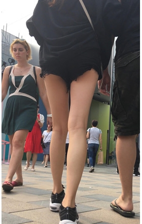 黑色短裤妹子