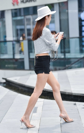 长腿热裤美眉