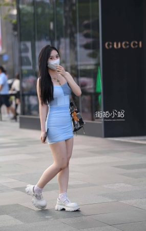 紧紧的包臀短裙美眉