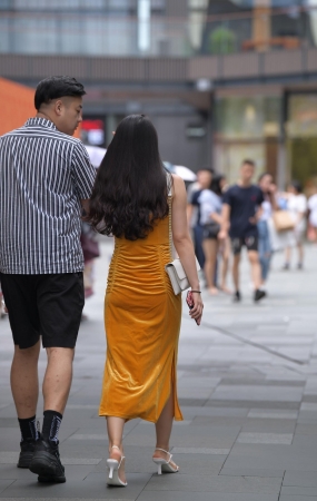 法兰绒吊带裙美女