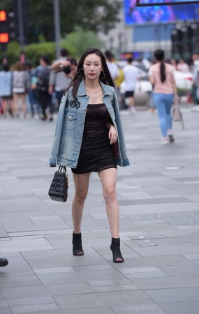 牛子衣服美女