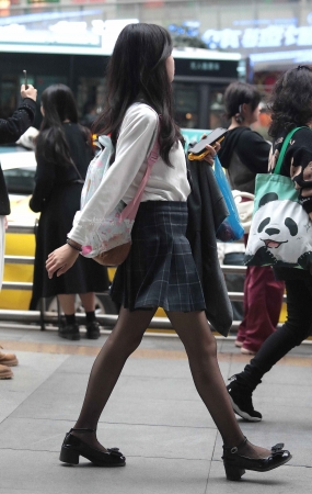 街拍黑丝妹子