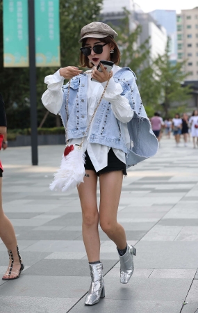辉辉街拍作品 – 墨镜长腿短发美女小姐姐