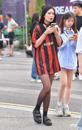 条纹衣黑色长筒袜 24-06-15-354