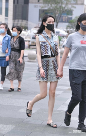 短裙拖鞋美女 22-05-25-71