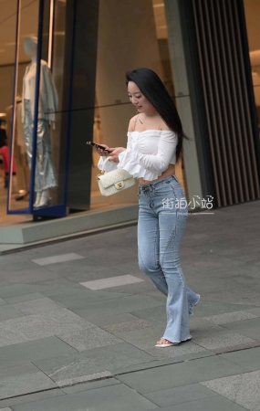 街拍大长腿喇叭长牛仔裤美女