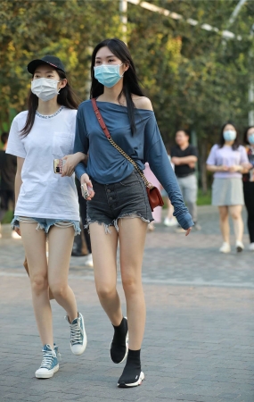 黑色热裤美腿