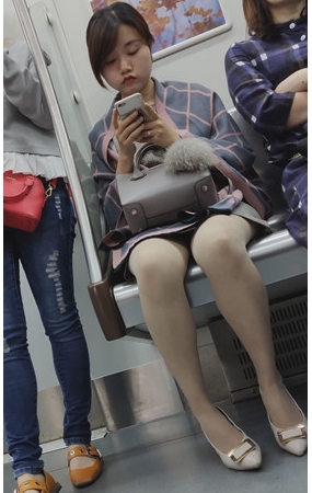 地铁上漂亮的小妹