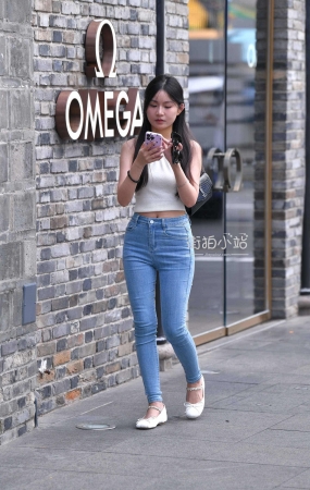 街拍蓝色牛仔裤小姐姐
