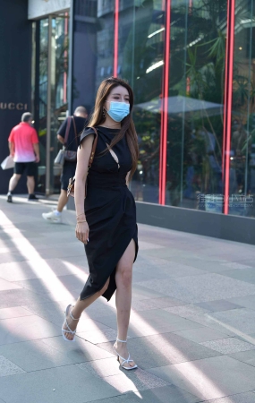 街拍黑色开叉裙大美女