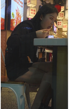 黑色包屯裙美女