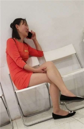 4K-性感橘色包臀裙街拍肉丝美女在打电话
