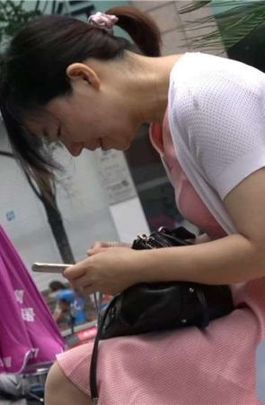 4K – 街拍粉色连衣裙裸足熟女美妇挑鞋视频 [1.25 GB/MP4]
