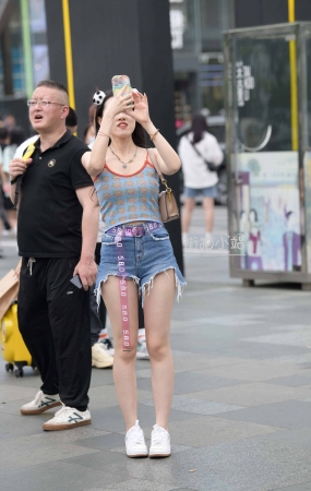 抓拍小清新的热牛妹子