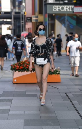戴着黑色墨镜的小姐姐