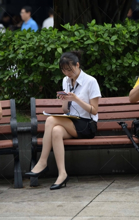 白衬衫小姐姐