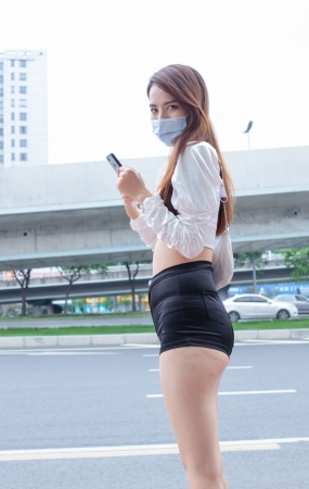 丰硕热裤美眉