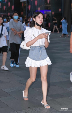 白短裙凉拖 21-07-24-38