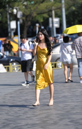 黄色长裙美女