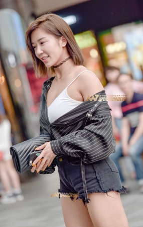 时尚热裤高靴短发靓女