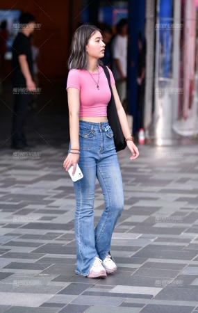 阔腿牛仔裤美女