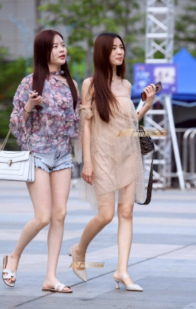 撩人的大长腿姐妹花