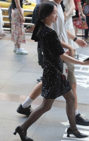 诱惑街拍黑丝高跟少妇