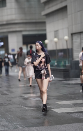 清秀的背包女孩