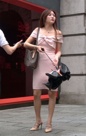 性感身材粉色连衣裙高跟美女