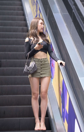 723绿色短裙女孩