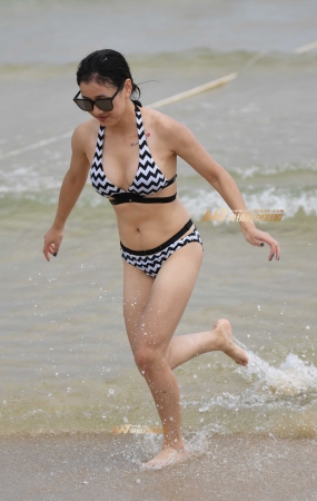 极品条格泳装墨镜美女