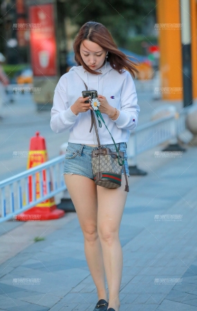 回家路上偶遇热裤美眉
