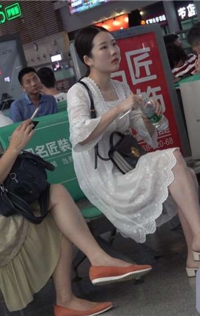 白色长裙美足凉高跟美女 [2.57 GB/avi]