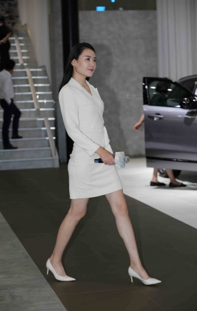 【街拍心灵】车展主持高跟美腿