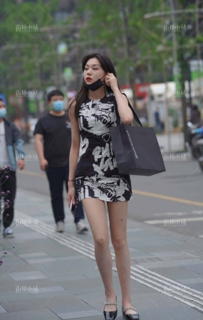街拍美腿小妞