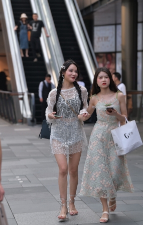 白皙大长腿美女