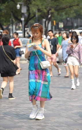 街拍麻花辫长裙女孩