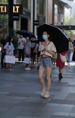 20727-1+132/烈日炎炎的性感热裤美眉，这太凉快了吧~