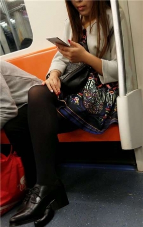 4K-地铁上的漂亮美颜街拍黑丝美女