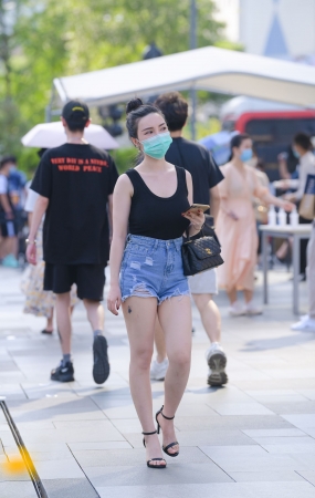 高腰热裤美女