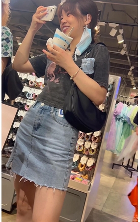 漂亮的牛仔裙女孩