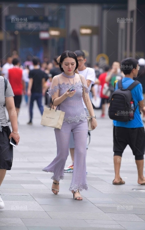淡紫色套装风韵少妇
