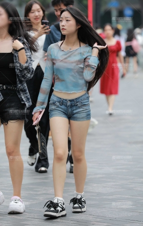 长发热裤小姐姐