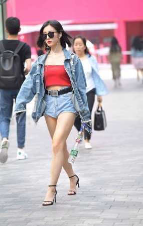 一身牛仔的长腿姐姐