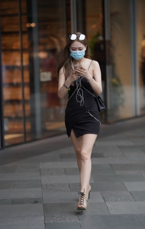 街拍黑裙小姐姐
