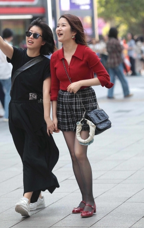 街拍黑丝少妇-18P
