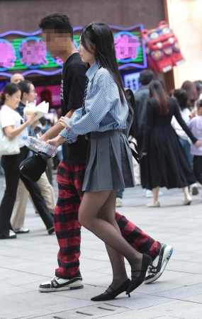 黑丝街拍高跟少妇-15P