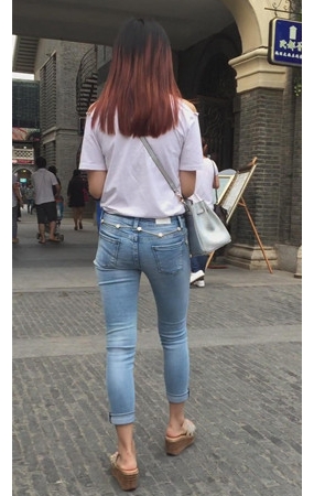 牛仔紧身漂亮的小妹